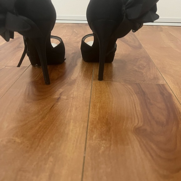 Karen Millen Black Flower Pump - Picture 9 of 9